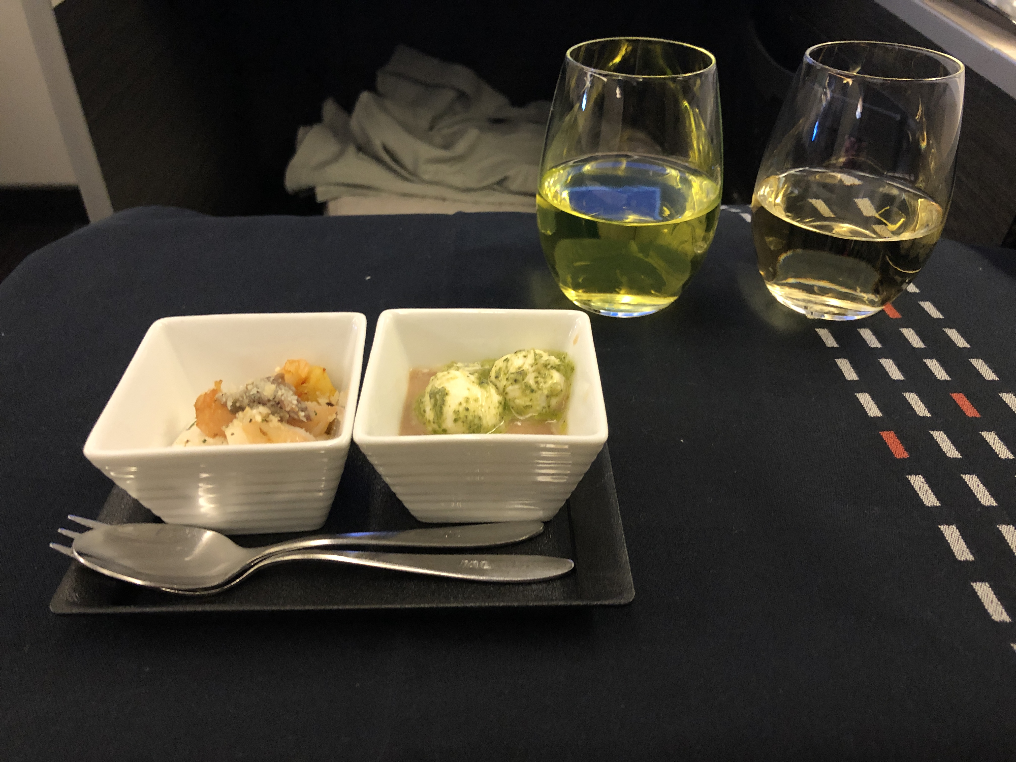 Review: Japan Airlines Business Class Boeing 777-300ER | Los